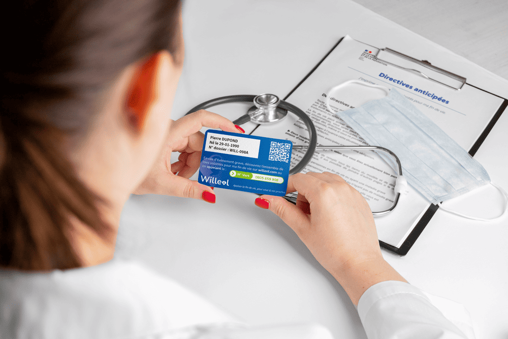 La Willeol CARD ® entre les mains d'un médecin pour avoir accès aux directives anticipées médicales.